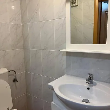 Spacious With 2 Bathrooms, Near And Center 公寓