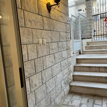 Spacious With 2 Bathrooms, Near And Center شقة *