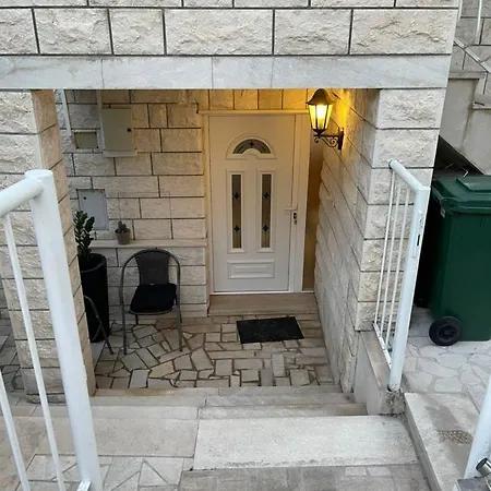 Apartamento Lovely In Split, Close To Attractions