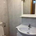 Spacious With 2 Bathrooms, Near And Center Lägenhet