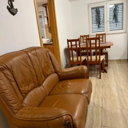 Spacious With 2 Bathrooms, Near And Center Appartement