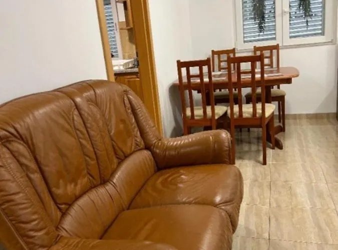 Spacious With 2 Bathrooms, Near And Center Appartement