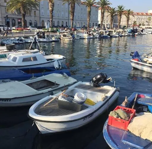 Spacious With 2 Bathrooms, Near And Center *