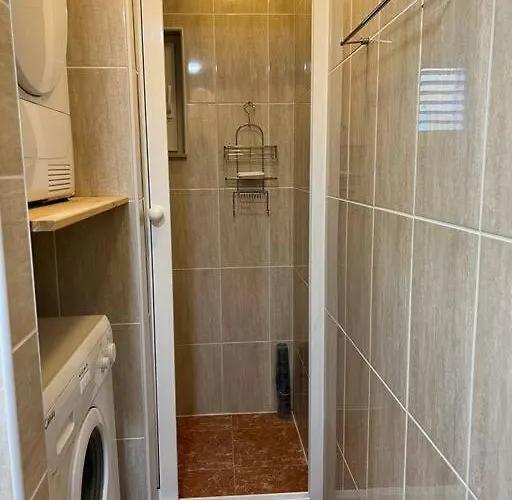 Spacious With 2 Bathrooms, Near And Center