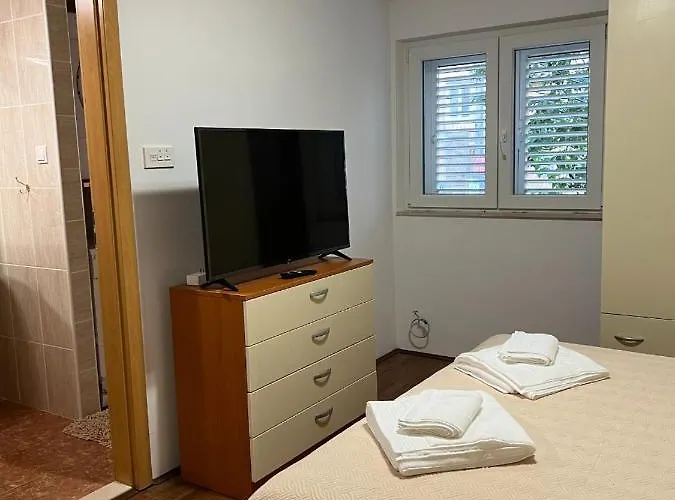 Spacious With 2 Bathrooms, Near And Center