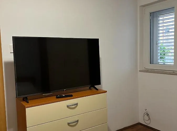 Spacious With 2 Bathrooms, Near And Center * Split