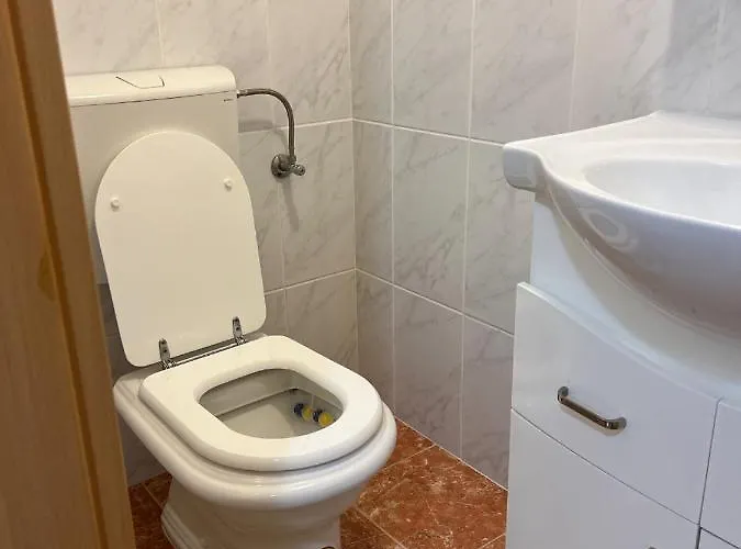 Spacious With 2 Bathrooms, Near And Center Appartement *