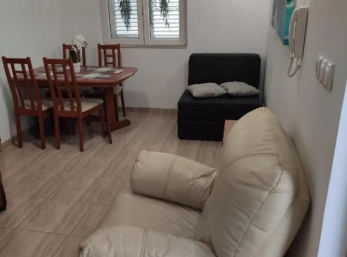 Spacious With 2 Bathrooms, Near And Center Split