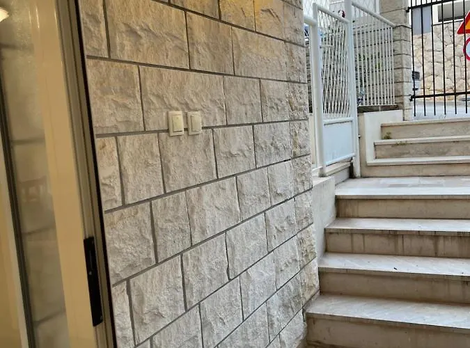 Spacious With 2 Bathrooms, Near And Center Appartement *